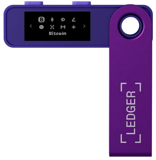 کیف پول سختافزاری Ledger Nano S Plus مشکی با نمایشگر فعال و دکمههای کنترل